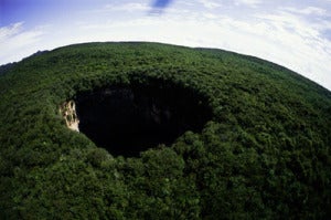 Sarisarinama sinkhole via Juan Silva