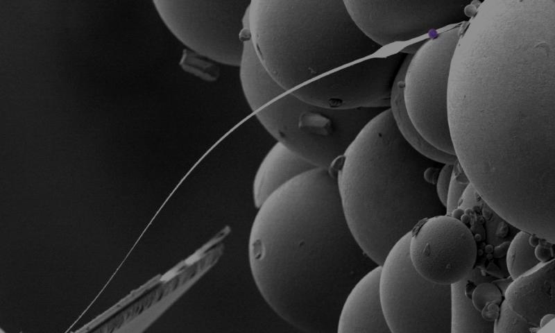 The new NMR microscope uses a thin wire and a small magnetic ball (purple). Leiden Institute of Physics.