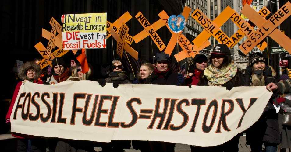 A crowd gathered in the cold near Wall Street on Friday to call for New York’s divestment from fossil fuels. (Photo: 350.org/flickr/cc)