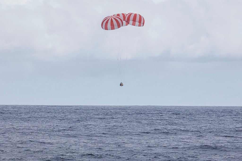 CRS-4 Dragon About to Land. Image Credit: SpaceX, Wikimedia 