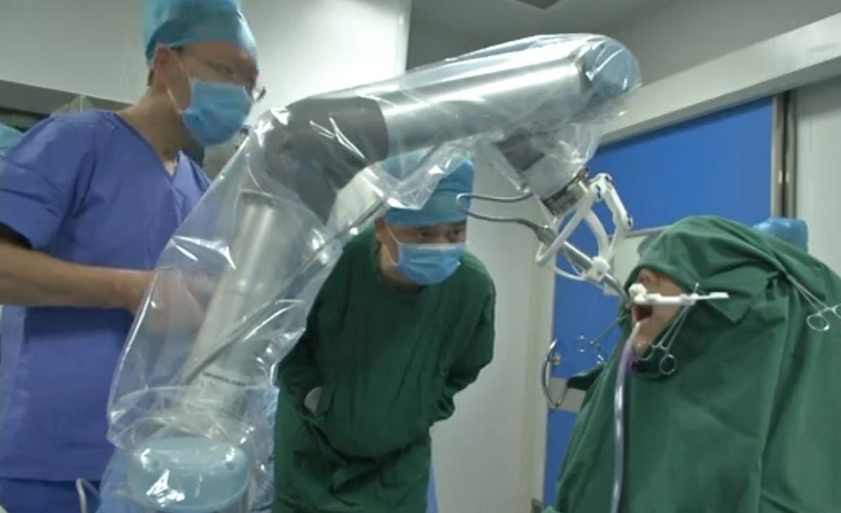 The robot dentist implanting the artificial teeth. Image Credit: South China Morning Post