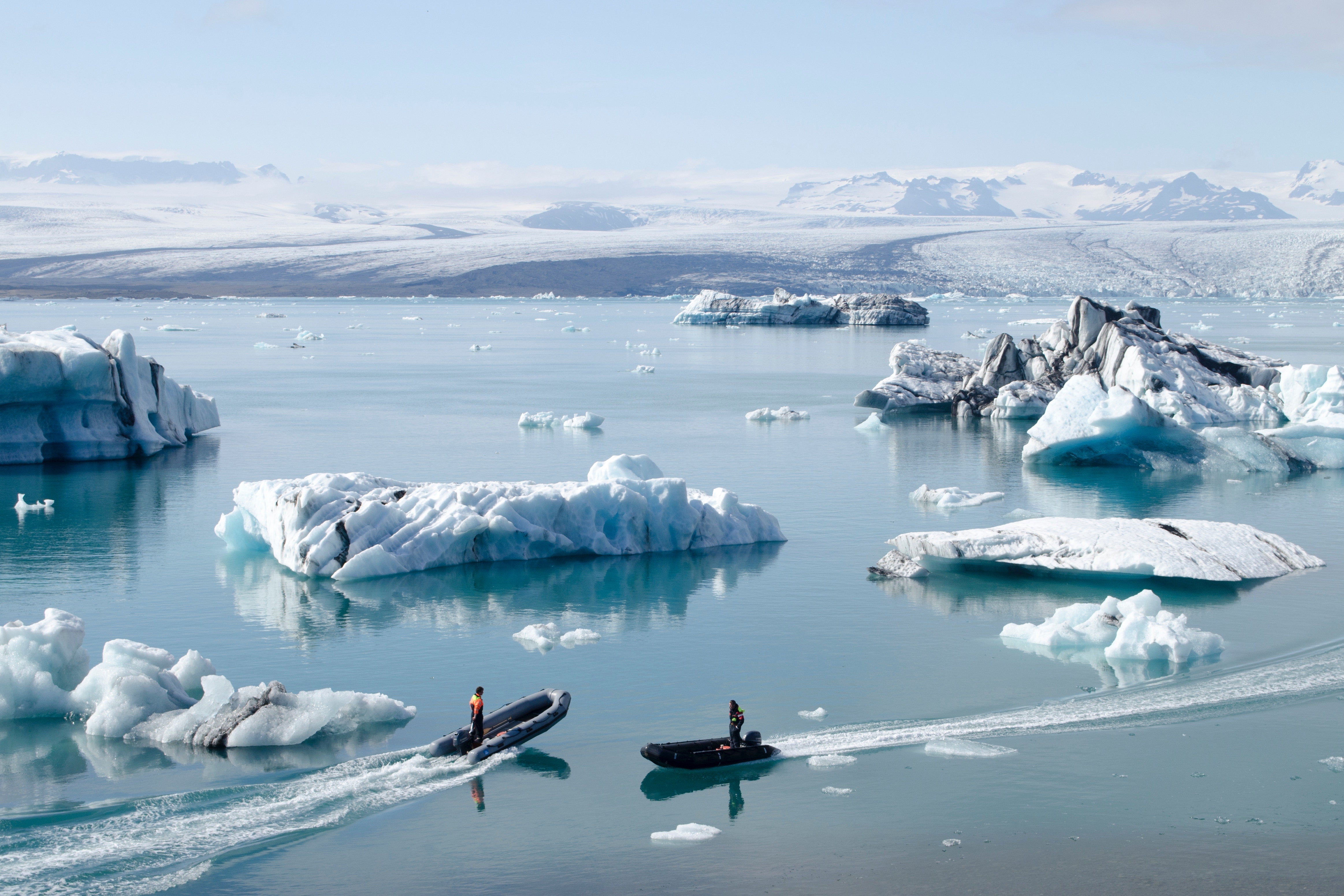 How do you live beyond the Arctic Circle, where at -60 streams do not freeze, and at 30 the snow does not melt How do you live beyond the Arctic Circle, where at -60 streams do not freeze, and at 30 the snow does not melt