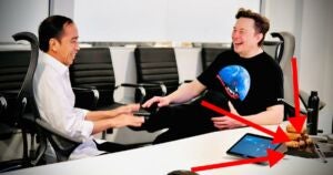 Twitter users spotted an interesting little piece of serving ware in a picture of SpaceX CEO Elon Musk and Indonesian president Joko Widodo having a chat.